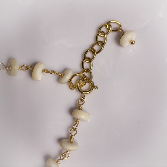 White Shell Bracelet - Picture 3 of 4